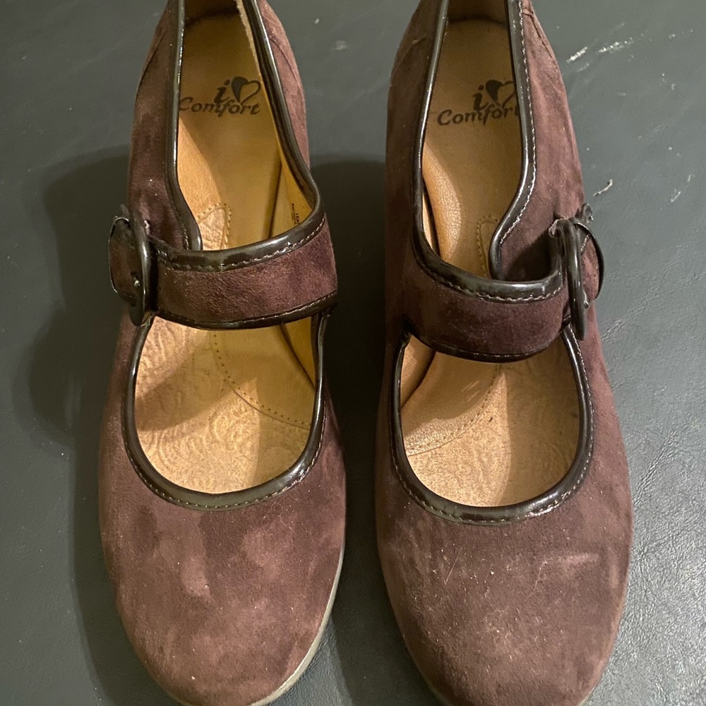 “I ❤️ Comfort” Size 9 Brown Suede outlined in patton Leather w/ buckle Pumps